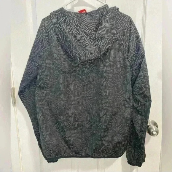 NIKE Women's Zebra Reflective Windbreaker
Size Medium - Picture 6 of 10
